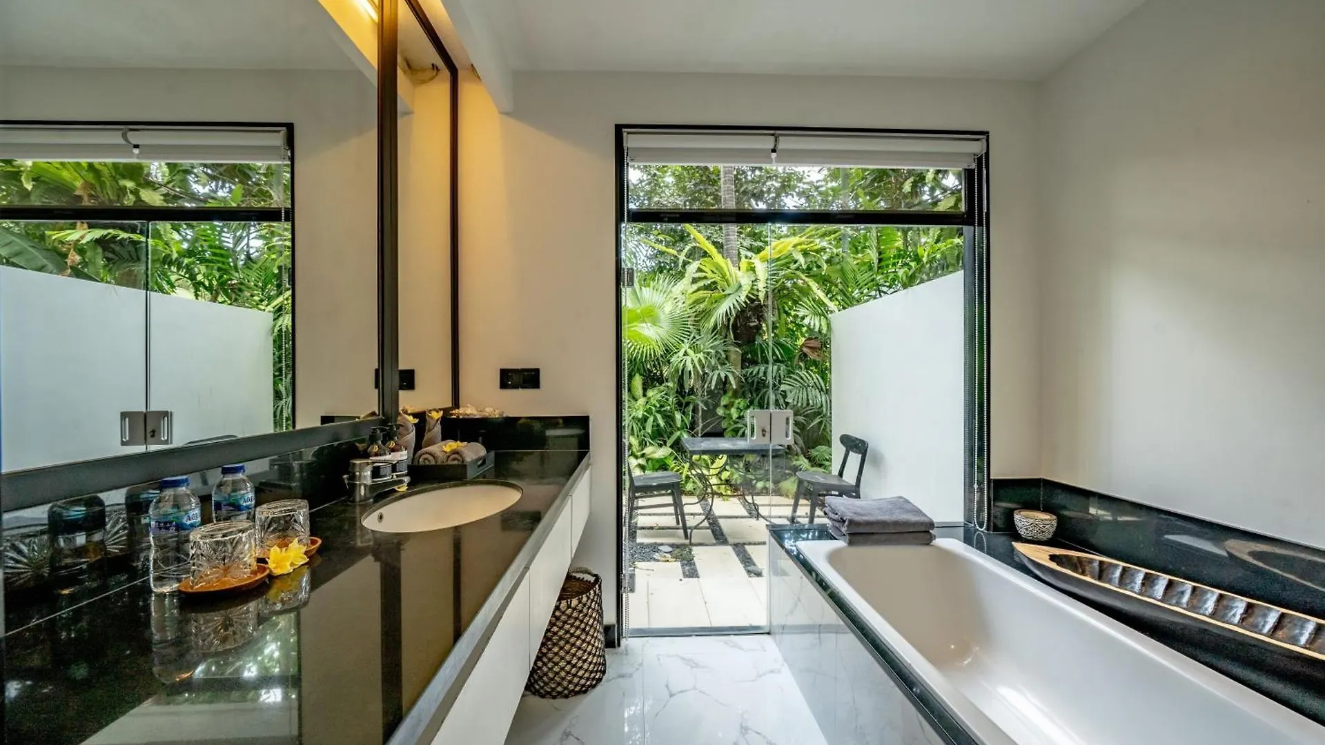 Martini Suite And Villa Kerobokan 5*,